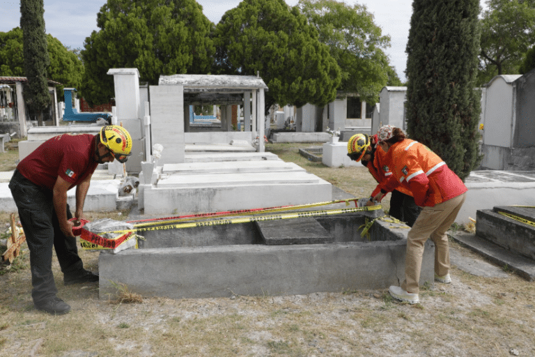 Limpian y delimitan áreas en panteones por visitantes en Día de Muertos ...