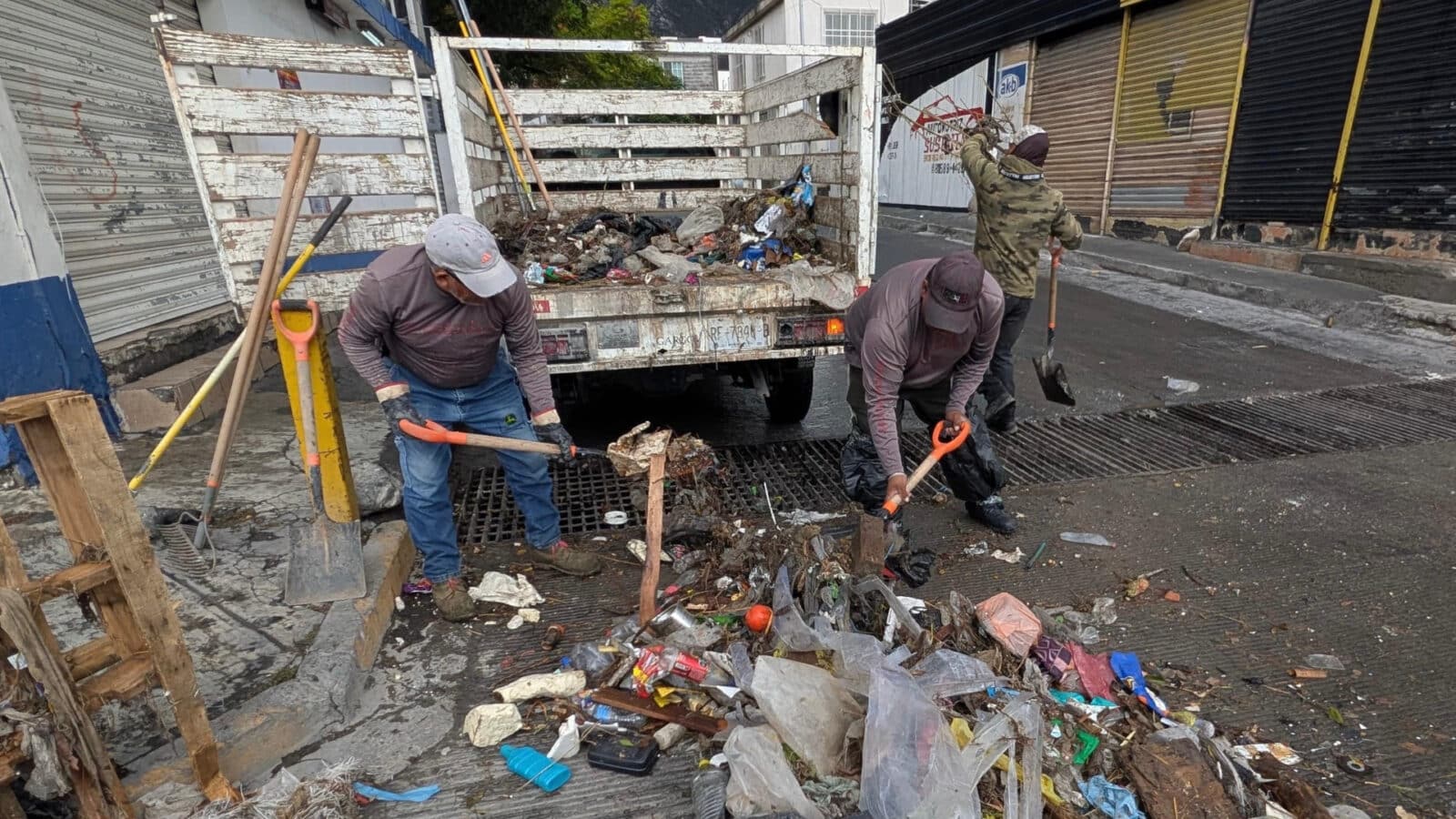 RETIRA JESÚS NAVA BASURA ARRASTRADA POR LLUVIAS PARA EVITAR OBSTRUCCIÓN DE REJILLAS