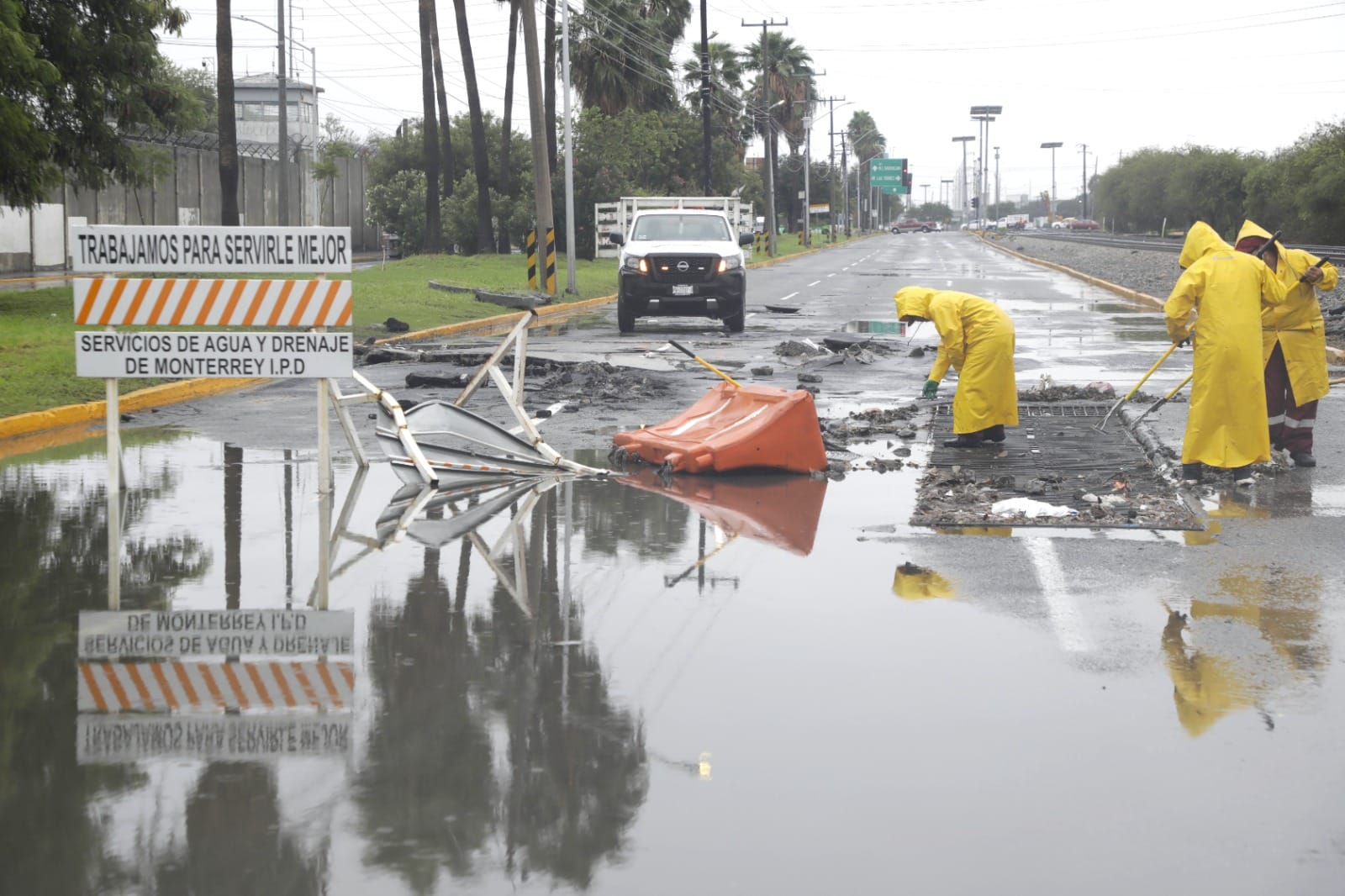 Cierran tramo de Manuel L. Barragán en Escobedo por daños agravados por lluvias