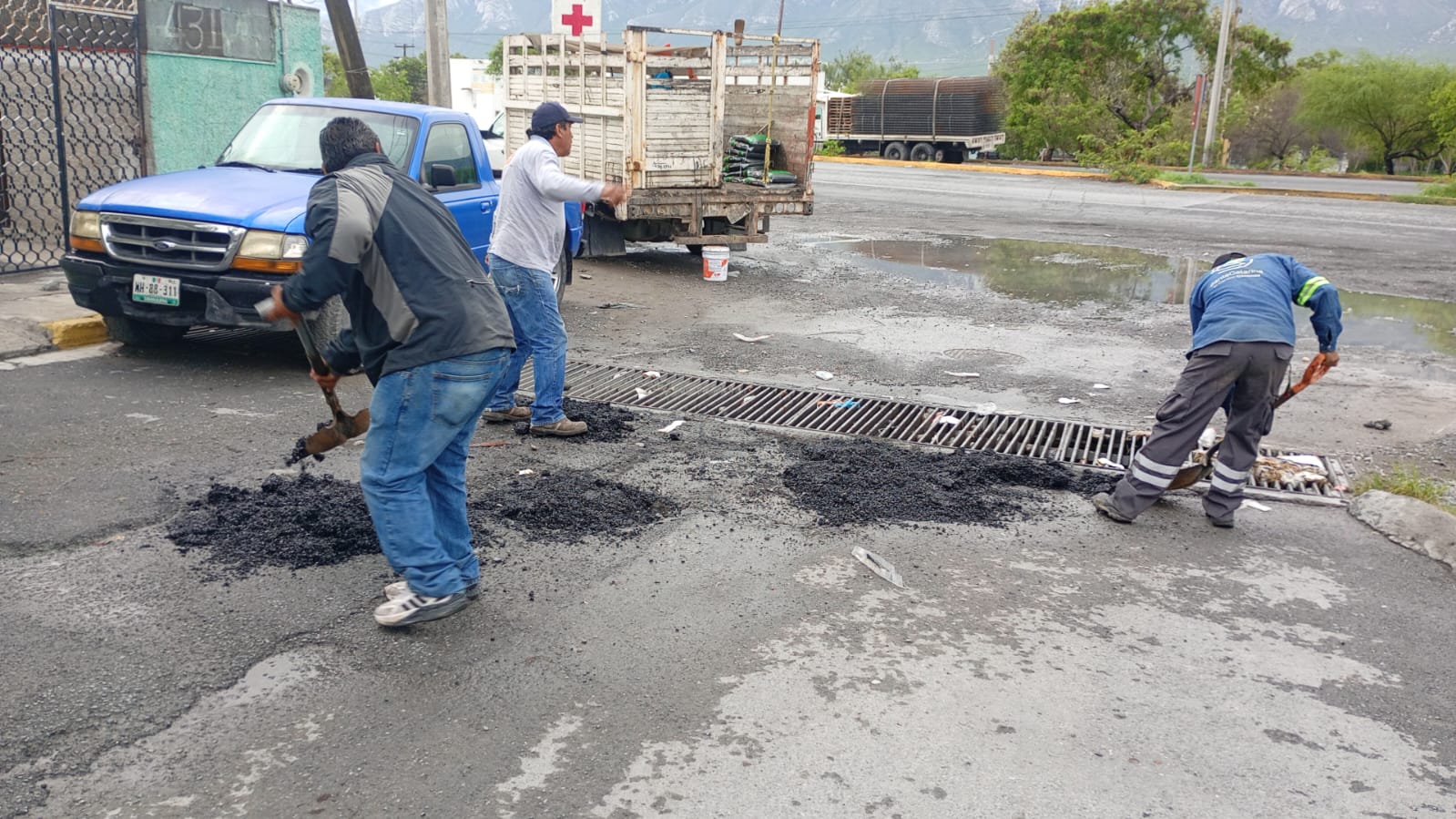 Santa Catarina refuerza bacheo tras lluvias en calles y avenidas