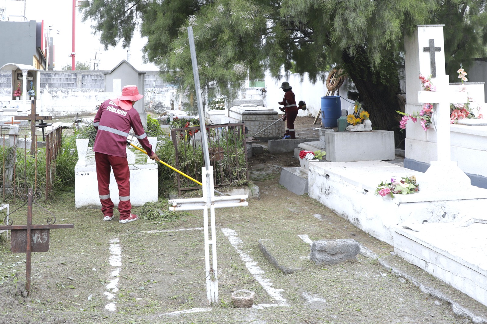 Escobedo refuerza limpieza y seguridad en panteones previo al Día de Muertos