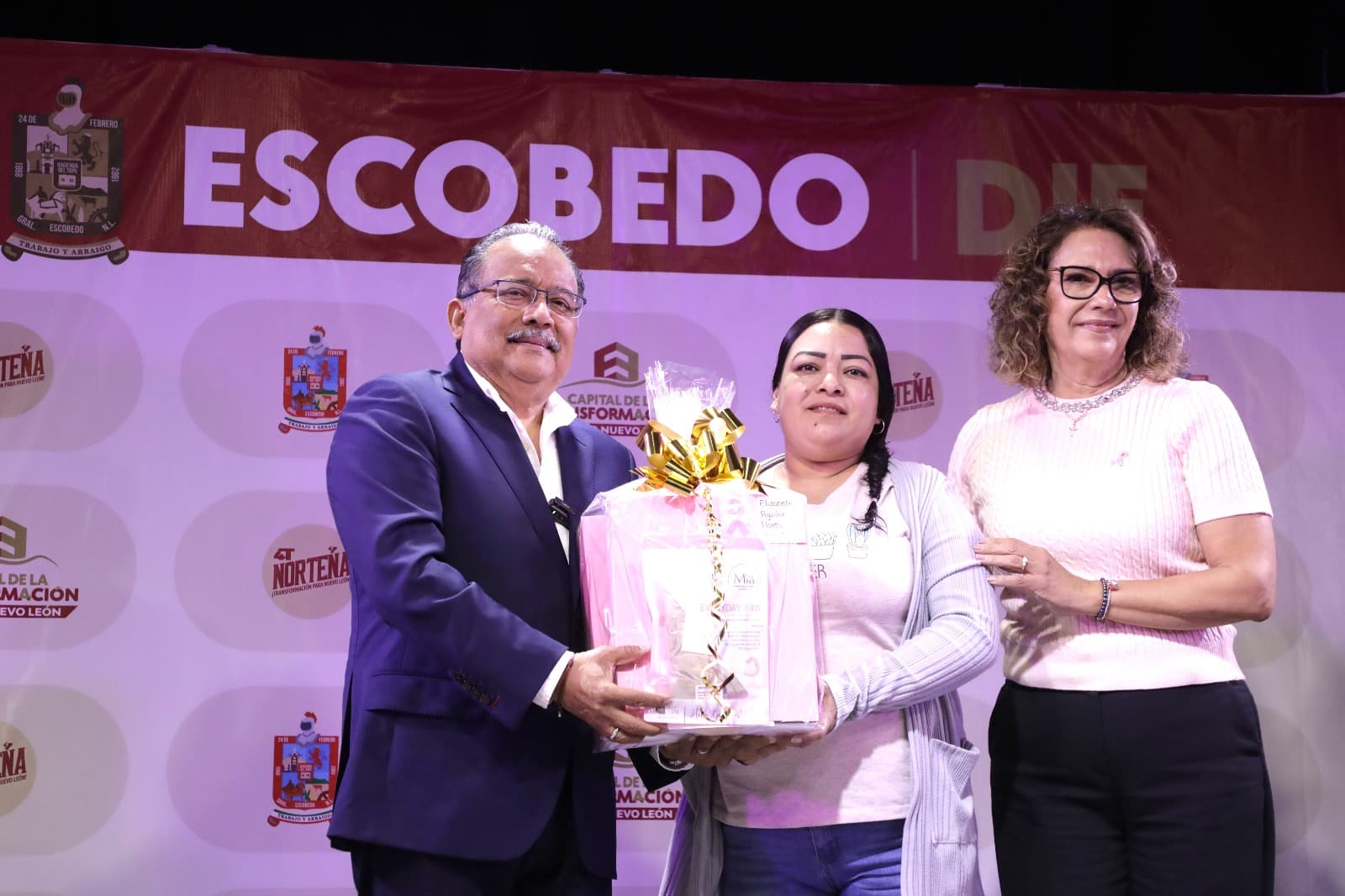 Escobedo entrega 36 kits oncológicos a mujeres del programa Casa en Rosa
